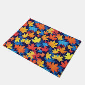 濃いカラフル青の背景の紅葉 ドアマット (アングル)