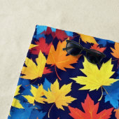 濃いカラフル青の背景の紅葉 ビーチタオル (インサイチュ)