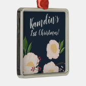 濃いパーソナライズされた青に白いフローラの花 メタルオーナメント (右)