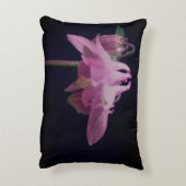 濃いピンクのオダマキ（植物）の花をクローズアップ アクセントクッション (裏面(縦))