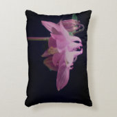 濃いピンクのオダマキ（植物）の花をクローズアップ アクセントクッション (正面(垂直))