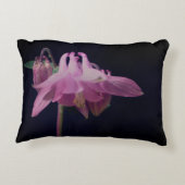 濃いピンクのオダマキ（植物）の花をクローズアップ アクセントクッション (裏面)