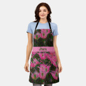 濃いピンクのチューリップ付きチューリップエプロン エプロン (着用した状態)