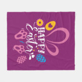 濃いピンクのハッピーイースターかわいいバニーとイースターエッグ フリースブランケット (正面(横))
