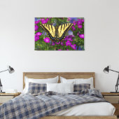 濃いピンクの花の上のルリタテハ キャンバスプリント (インサイチュ (寝室))