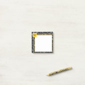 濃いフローラスケッチパターンブラックイエローモノグラム ポストイット (デスク上)