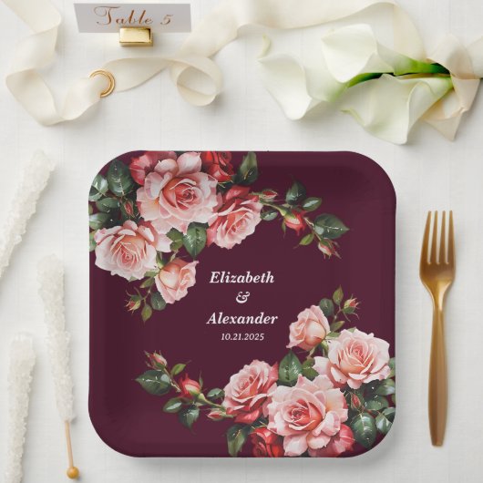 濃いムーディピンクと赤いバラがブルゴーニュ結婚ス ペーパープレート (ウェディング)