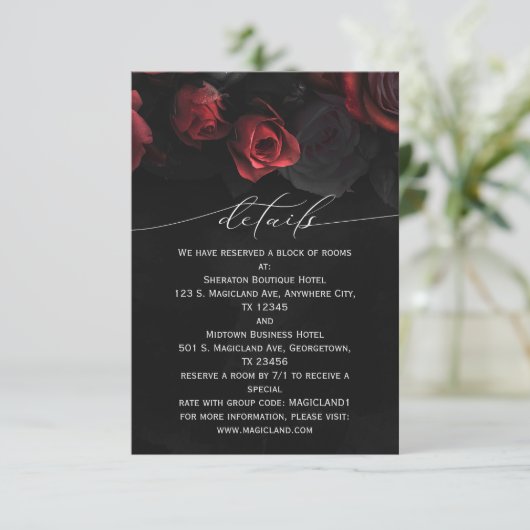 濃いムーディ黒の赤い花模様エンクロージャカード 招待状 (スタンド正面)