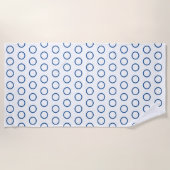 濃いモダン青の白い円のパターン ビーチタオル (正面)