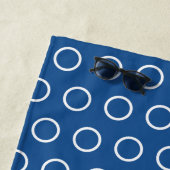 濃いモダン青の白い円のパターン ビーチタオル (インサイチュ)