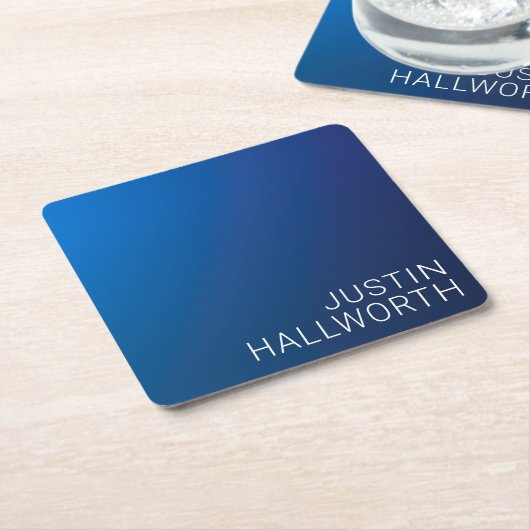 濃いモダン青色のグラデーションと編ミニマル集文字 スクエアペーパーコースター (アングル)