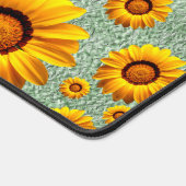 濃いライムグリーンの美しい黄色の花 デスクマット (コーナー)