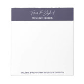 濃い埃っぽい紫の机からの手書き ノートパッド (正面)