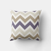 濃い埃っぽい紫、アイボリー、茶色のシェブロン クッション (裏面)