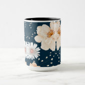 濃い海の背景にライトカラーの花 マグカップ (中央)