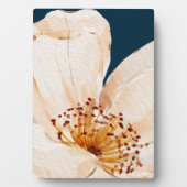 濃い海の背景に明るい色の花 フォトプラーク (正面)