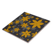 濃い灰色とつる植物の上にマスタード黄色の花 タイル (側面)