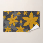 濃い灰色とつる植物の上にマスタード黄色の花 バスタオルセット (ハンドタオル)