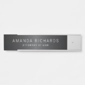 濃い灰色のグラデーション名とタイトルドア記号 サインプレート (正面)