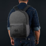 濃い灰色の幾何学的メッシュパターンモノグラム プリントバックパック<br><div class="desc">ダークグレー幾何学的メッシュパターンモノグラム印刷バックパック。クールファッションアクセサリーバッグ。暗いグレーの三角形のジオメトリメッシュで、ライトから暗いグラディエントグラデーションデザインを使用。バックパユニークックをパーソナライズされた作成しカスタムてtouch!モダンモノグラムあなたのイニシャルとあなたの名前は余分な個人的なしゃれているため。</div>