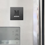 濃い灰色の幾何学的メッシュパターンモノグラム マグネット<br><div class="desc">モノグラムあなたのカスタムイニシャルと名前でパーソナライズ。ダークグレーのグラデーションジオメトリメッシュパターグラデーションン三角形。濃いグラデーションを持つ三角形のジオメトグラデーションリメッシュ。</div>