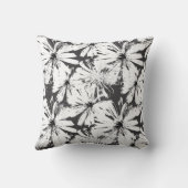 濃い灰色の白い花 クッション (裏面)