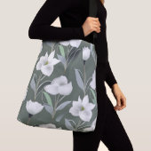 濃い灰色の背景に白い椿の花 クロスボディバッグ (クローズアップ)