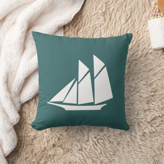 濃い灰色の青い枕に白い帆船 クッション (ブランケット)