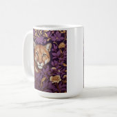 濃い紫の葉と花々に囲まれたピューマの顔 コーヒーマグカップ (正面左)