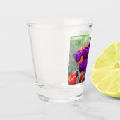 濃い紫色のチューリップのジグソー ショットグラス (左)