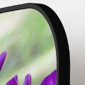 濃い紫色のチューリップのジグソー ピックルボールラケット (左詳細)