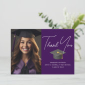 濃い紫色の大学院の写真のパーソナライズされた卒業 サンキューカード (スタンド正面)