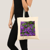 濃い紫色の牡牛の花が多い トートバッグ (正面(商品))
