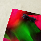 濃い緑と赤のレリーフ、 浮き彫りと深さ ビーチタオル (インサイチュ)