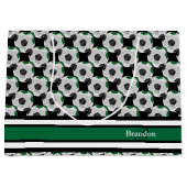 濃い緑と黒のサッカーボールをパーソナライズ ラージペーパーバッグ (正面)