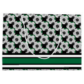 濃い緑と黒のサッカーボールをパーソナライズ ラージペーパーバッグ (裏面)