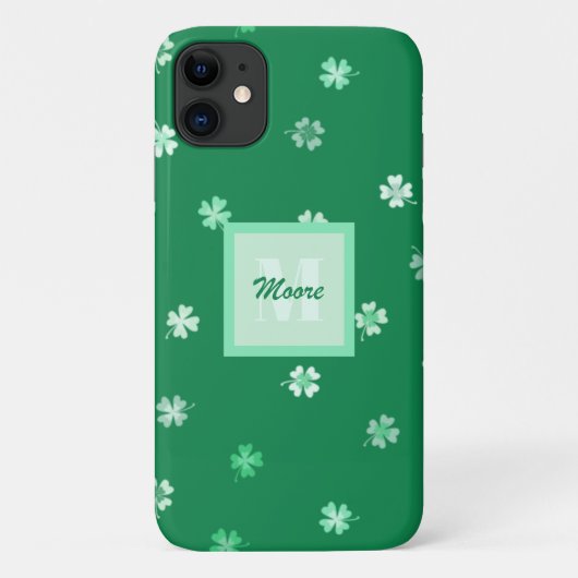 濃い緑に散らばった4枚の葉のクローバー Case-Mate iPhoneケース (裏面)