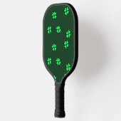 濃い緑の上に4枚の葉のクローブ ピックルボールラケット (左)