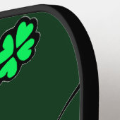 濃い緑の上に4枚の葉のクローブ ピックルボールラケット (左詳細)