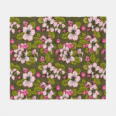 濃い緑の上のりんごの花 フリースブランケット (正面(横))