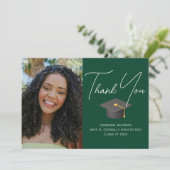 濃い緑の卒業写真のパーソナライズされた卒業 サンキューカード (スタンド正面)