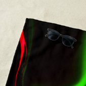 濃い緑の基金の上に緑と赤のカーブしたストローク ビーチタオル (インサイチュ)