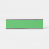 濃い緑の木々で満たされた緑豊かな風景と デスクネームプレート (正面)