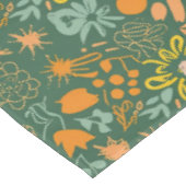 濃い緑の背景の花柄 テーブルクロス (アングル)
