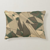 '濃い緑の背景'上のベージュ三角形切り出し アクセントクッション (正面)