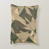 '濃い緑の背景'上のベージュ三角形切り出し アクセントクッション (裏面(縦))