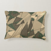 '濃い緑の背景'上のベージュ三角形切り出し アクセントクッション (裏面)