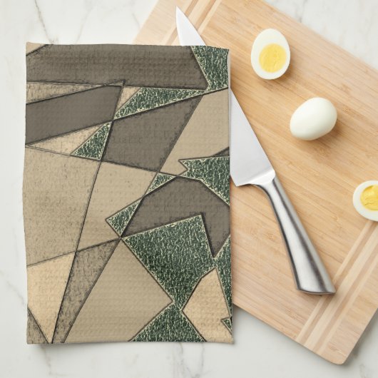 '濃い緑の背景'上のベージュ三角形切り出し キッチンタオル (四つ折り)