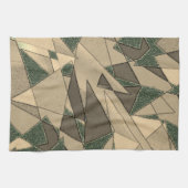 '濃い緑の背景'上のベージュ三角形切り出し キッチンタオル (横)