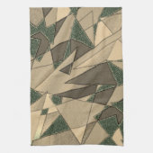 '濃い緑の背景'上のベージュ三角形切り出し キッチンタオル (縦)